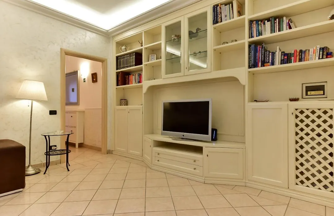 Classic Apartment In Re Di Roma Near The Metro-1